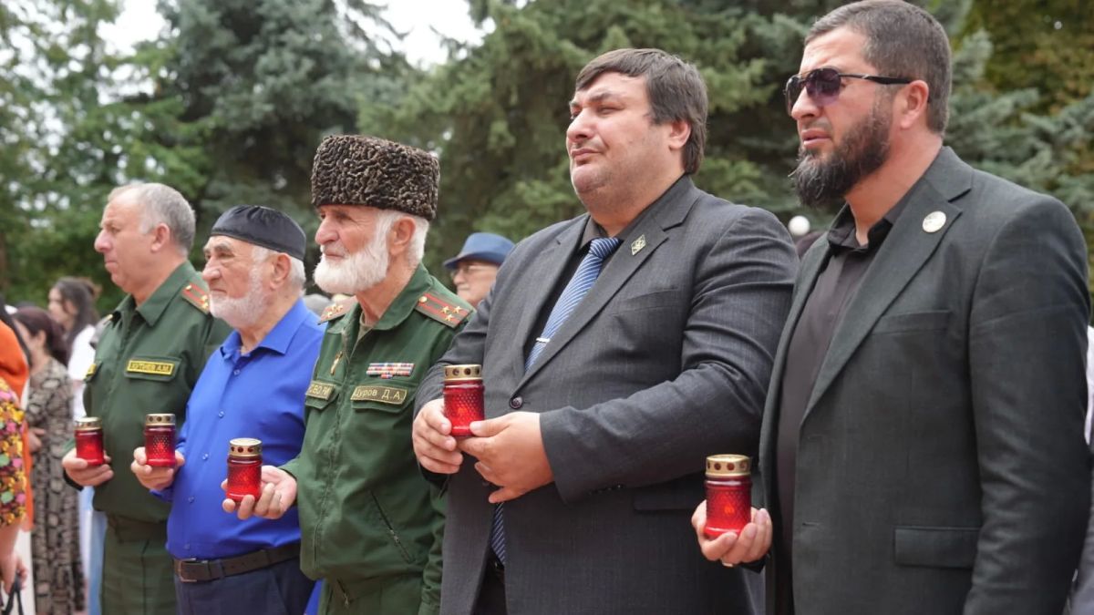 В Малгобеке почтили память детей — жертв вооруженного конфликта в Донбассе В Малгобеке почтили память детей — жертв вооруженного конфликта в Донбассе