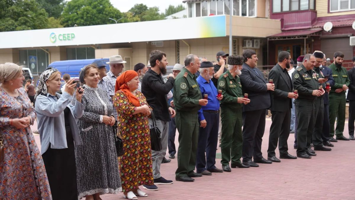 В Малгобеке почтили память детей — жертв вооруженного конфликта в Донбассе В Малгобеке почтили память детей — жертв вооруженного конфликта в Донбассе