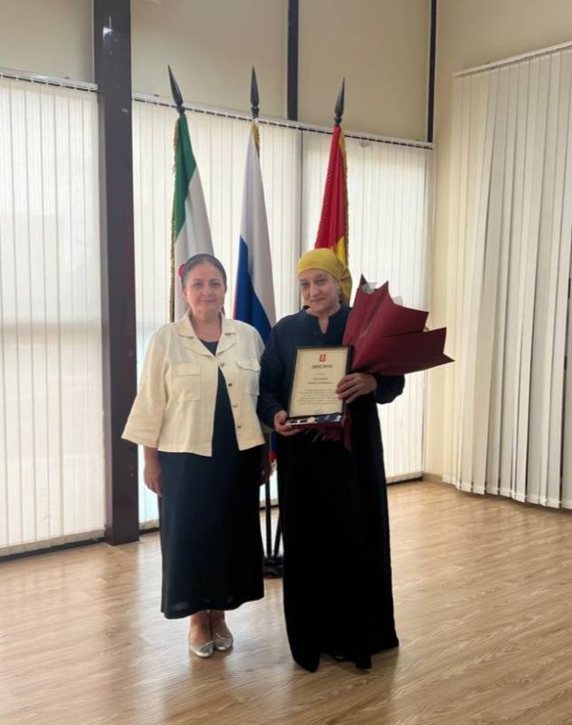 Макка Зязикова, заместитель мэра Магаса, вручила Лидии Хамхоевой грамоту за творческий подход и яркое представление национальной культуры