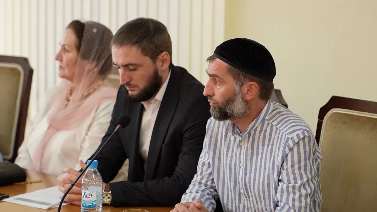 Обеспечение школ учебниками по ингушскому языку и подготовку к капитальному ремонту обсудили на рабочем совещании, которое провел сенатор Российской Федерации Микаил Илезов Обеспечение школ учебниками по ингушскому языку и подготовку к капитальному ремонту обсудили на рабочем совещании, которое провел сенатор Российской Федерации Микаил Илезов