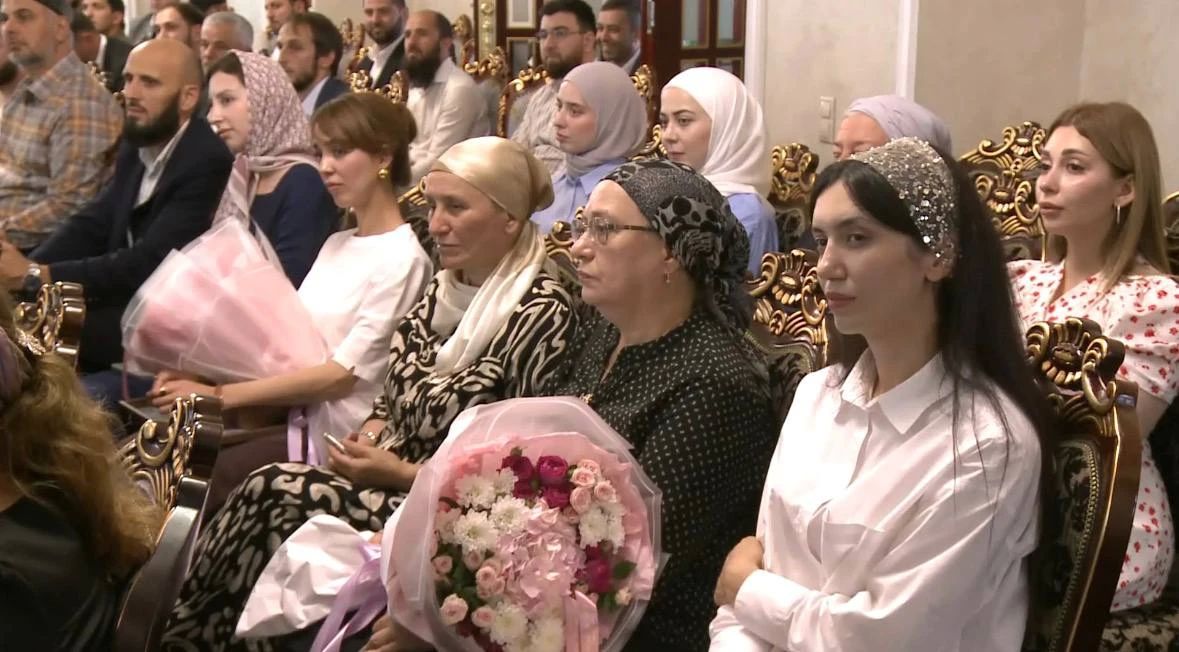 Владимир Сластенин поздравил работников строительной отрасли с Днем строителя Владимир Сластенин поздравил работников строительной отрасли с Днем строителя