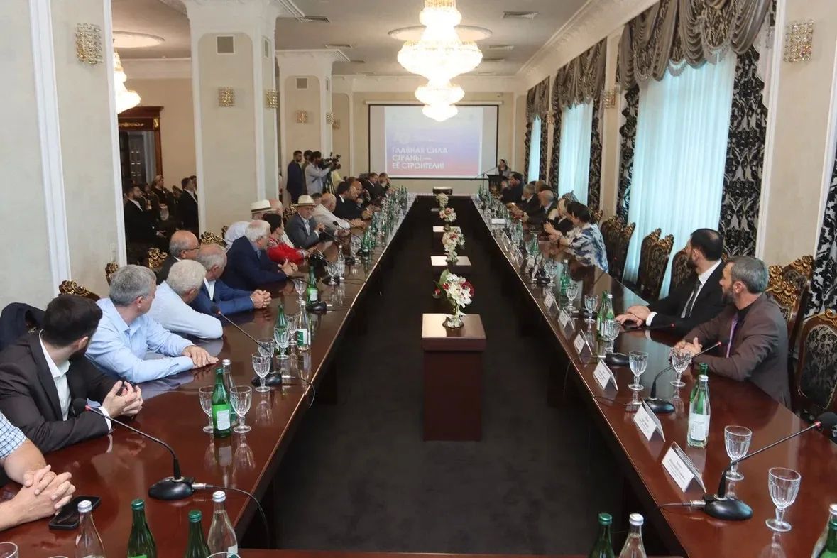 В конференц-зале отеля Артис - Плаза чествовали сегодня работников строительной отрасли В конференц-зале отеля Артис - Плаза чествовали сегодня работников строительной отрасли