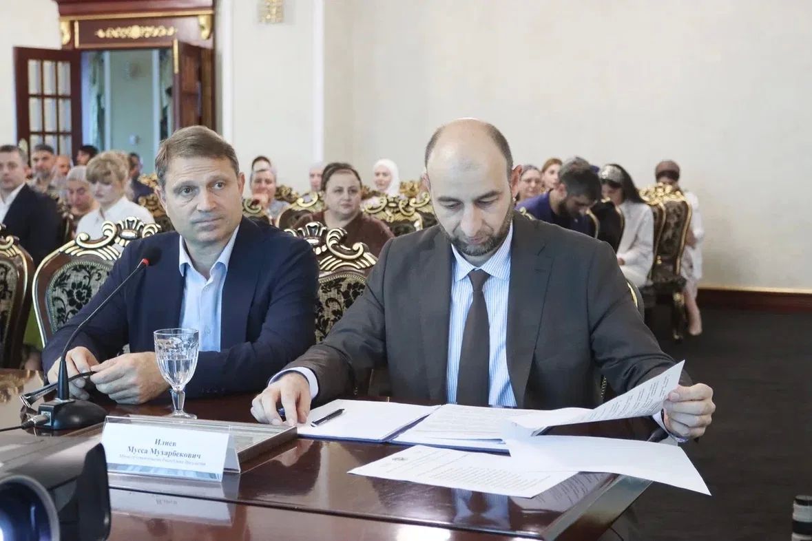 В конференц-зале отеля Артис - Плаза чествовали сегодня работников строительной отрасли В конференц-зале отеля Артис - Плаза чествовали сегодня работников строительной отрасли