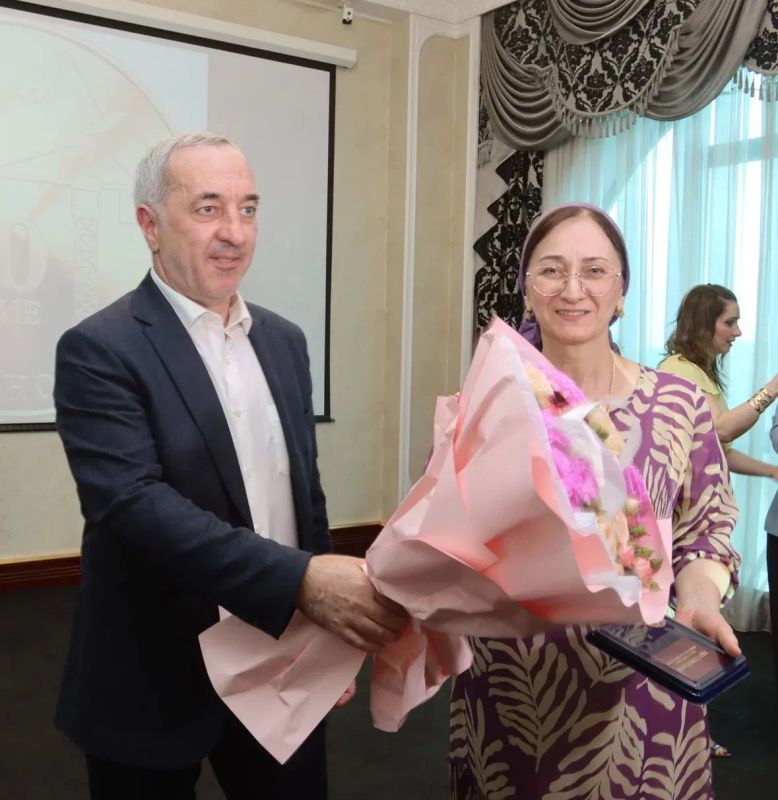 В конференц-зале отеля Артис - Плаза чествовали сегодня работников строительной отрасли В конференц-зале отеля Артис - Плаза чествовали сегодня работников строительной отрасли