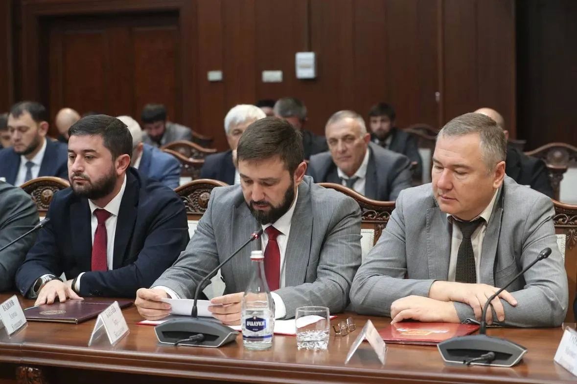 Еще одним вопросом на совещании стала работа с обращениями жителей Еще одним вопросом на совещании стала работа с обращениями жителей