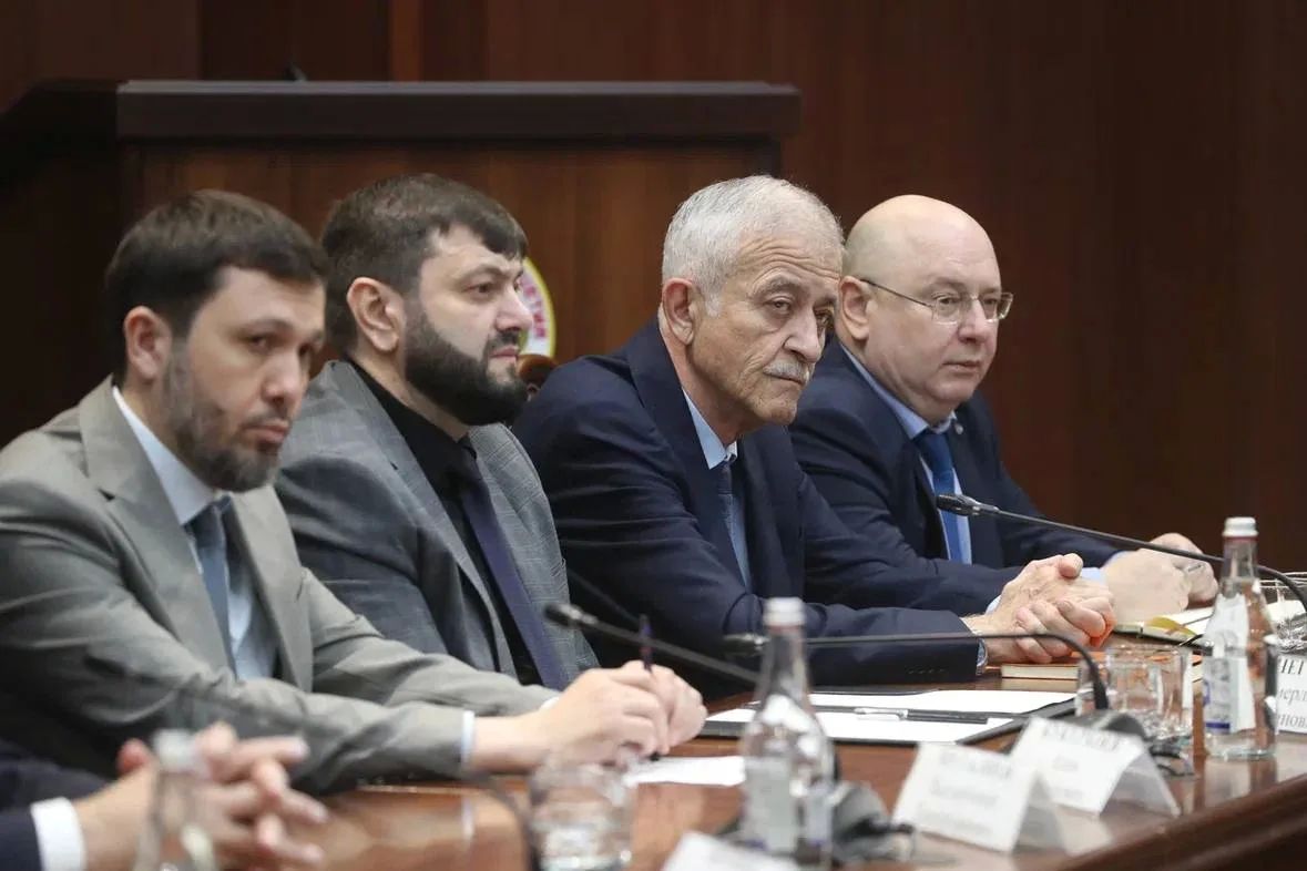 Еще одним вопросом на совещании стала работа с обращениями жителей Еще одним вопросом на совещании стала работа с обращениями жителей