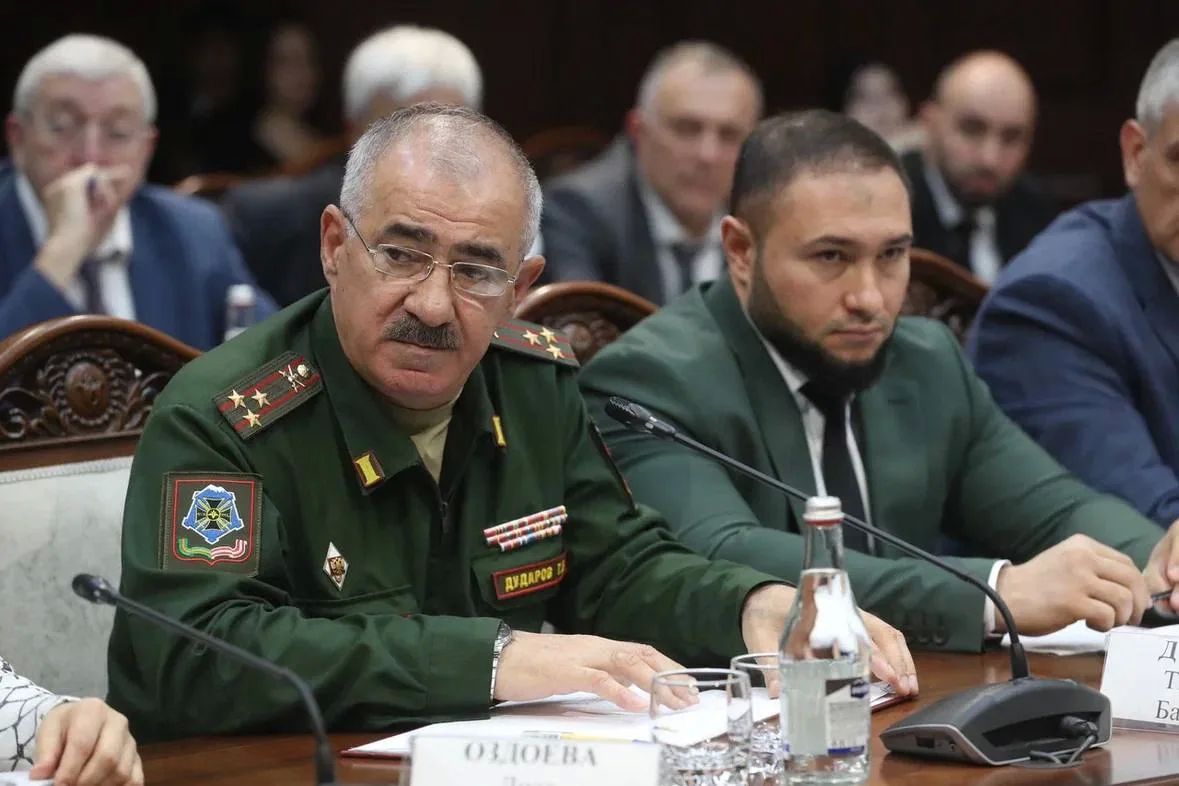Подготовку к празднованию Дня Государственного флага Российской Федерации обсудили на совещании под руководством Председателя Правительства Ингушетии Владимира Сластенина Подготовку к празднованию Дня Государственного флага Российской Федерации обсудили на совещании под руководством Председателя Правительства Ингушетии Владимира Сластенина