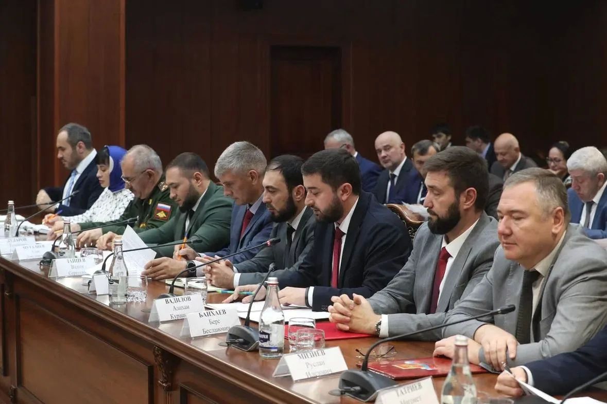 Подготовку к празднованию Дня Государственного флага Российской Федерации обсудили на совещании под руководством Председателя Правительства Ингушетии Владимира Сластенина Подготовку к празднованию Дня Государственного флага Российской Федерации обсудили на совещании под руководством Председателя Правительства Ингушетии Владимира Сластенина