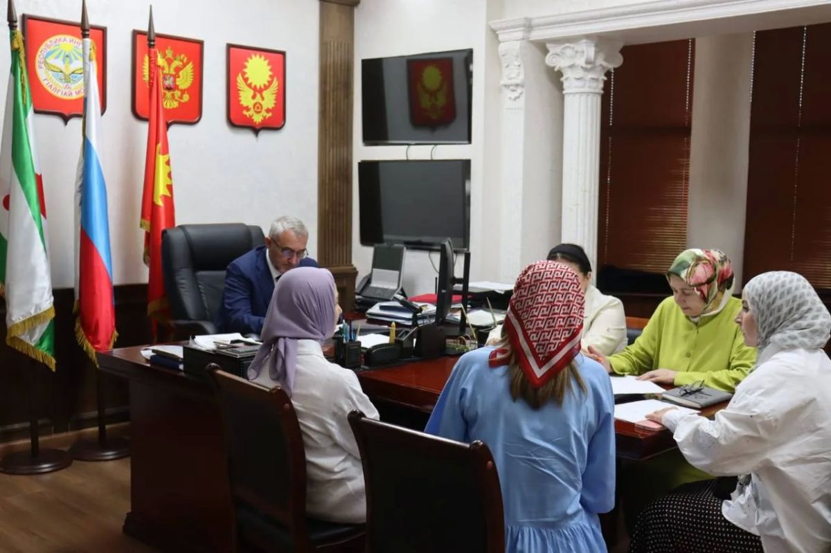 На прошедшем приёме граждан глава города Муса Темурзиев выслушал множество обращений На прошедшем приёме граждан глава города Муса Темурзиев выслушал множество обращений
