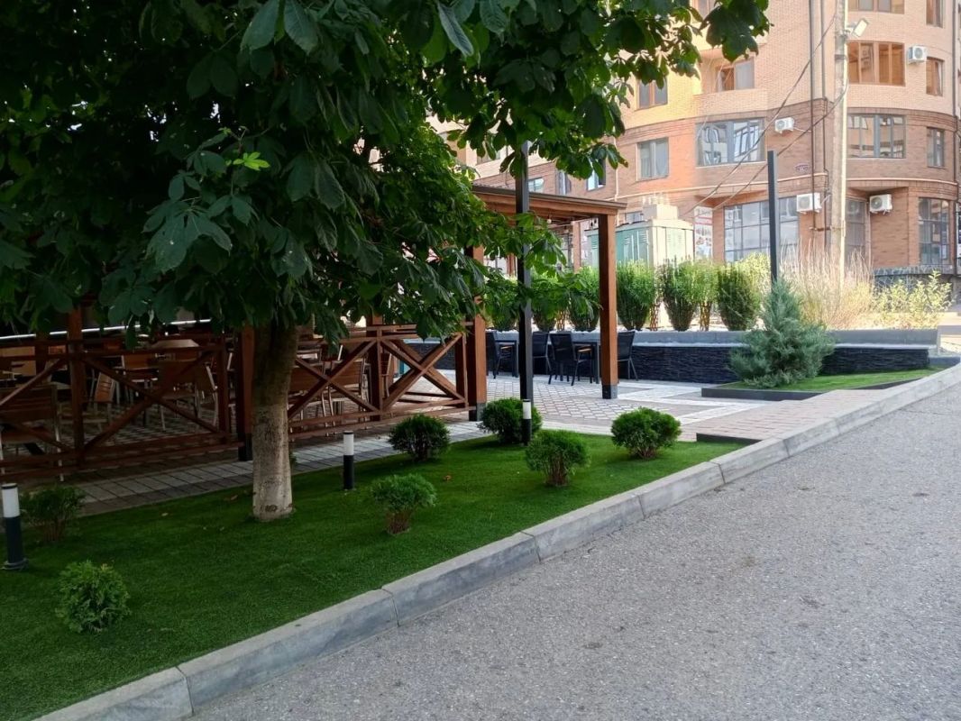Привлекательные места для жизни включают в себя не только наши дворы, но и те, где мы проводим каждый день: магазины, салоны красоты и прочие заведения Привлекательные места для жизни включают в себя не только наши дворы, но и те, где мы проводим каждый день: магазины, салоны красоты и прочие заведения