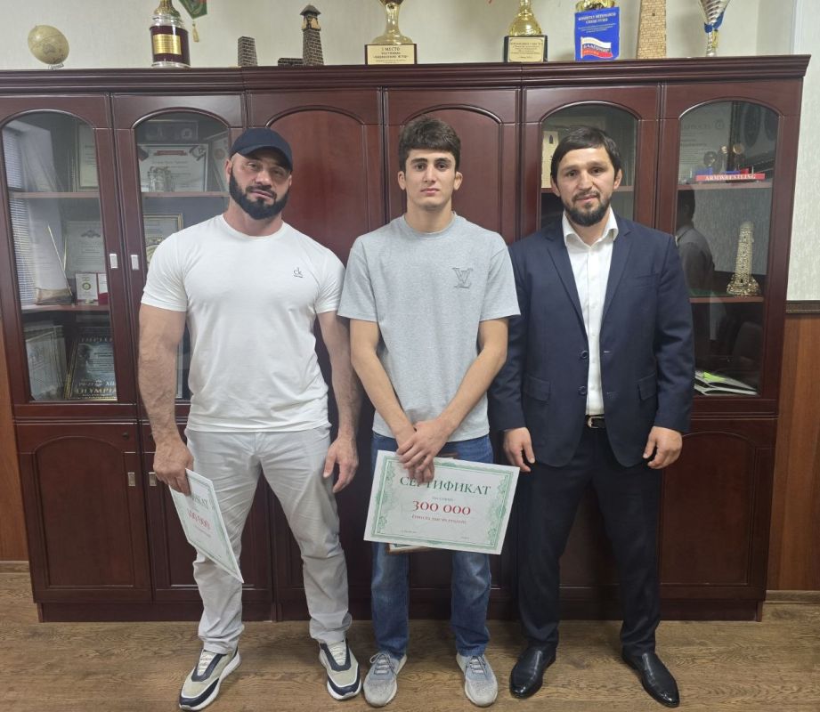 АЛИХАН ХАРСИЕВ ПООЩРИЛ ОТЛИЧИВШИСЯ БОРЦОВ ВОЛЬНОГО СТИЛЯ АЛИХАН ХАРСИЕВ ПООЩРИЛ ОТЛИЧИВШИСЯ БОРЦОВ ВОЛЬНОГО СТИЛЯ