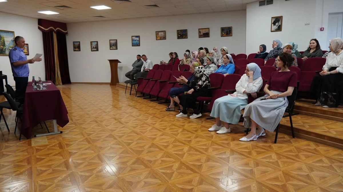 Сотрудник следственного управления провел встречу с преподавательским составом образовательного учреждения