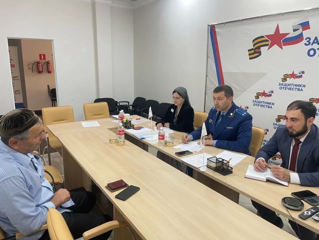 Прокурор Джейрахского района провел выездной прием граждан в региональном филиале Фонда «Защитники Отечества» Прокурор Джейрахского района провел выездной прием граждан в региональном филиале Фонда «Защитники Отечества»