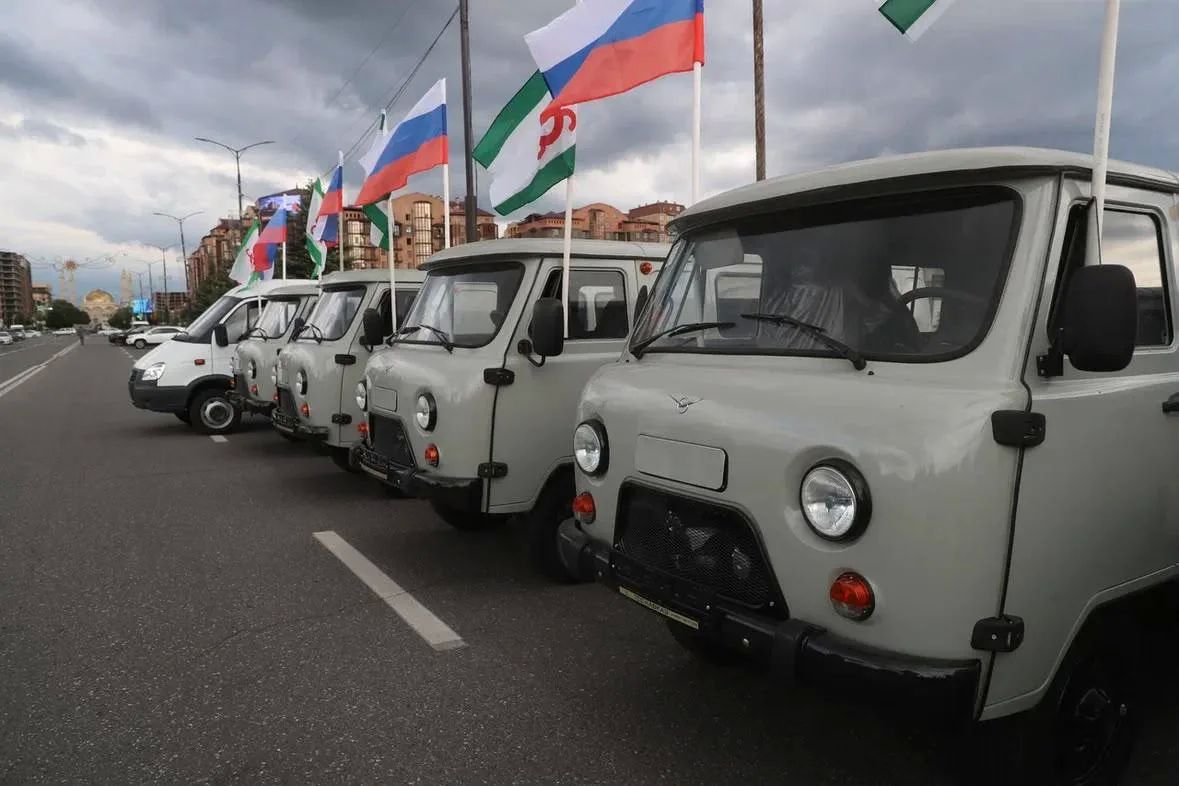 Сегодня на площади Согласия в Магасе состоялась торжественная передача техники и материальных средств для военнослужащих и сотрудников, выполняющих боевые задачи в зоне специальной военной операции Сегодня на площади Согласия в Магасе состоялась торжественная передача техники и материальных средств для военнослужащих и сотрудников, выполняющих боевые задачи в зоне специальной военной операции