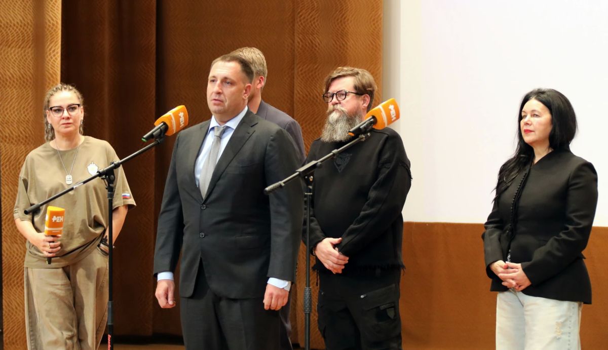 Юрий Котенок: В Культурном центре ЦСН ФСБ РФ состоялся предпремьерный показ 16-серийного художественного фильма «Спецы» — проекта кинокомпании «Триикс медиа», снятого по заказу РЕН ТВ. Режиссер фильма - А. Черняев... Юрий Котенок: В Культурном центре ЦСН ФСБ РФ состоялся предпремьерный показ 16-серийного художественного фильма «Спецы» — проекта кинокомпании «Триикс медиа», снятого по заказу РЕН ТВ. Режиссер фильма - А. Черняев...