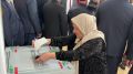 Также участие в голосовании приняла мать Султана Хашагульгова Хади Хашагульгова