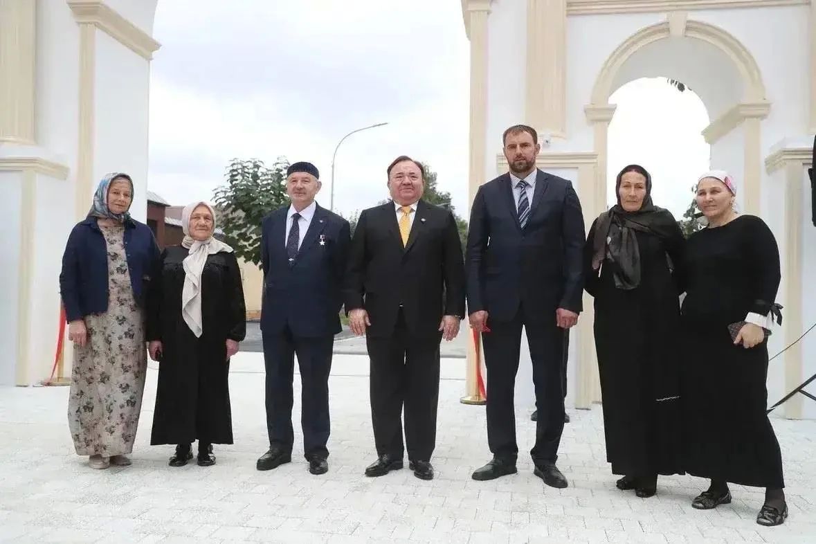 В Сунже открыли мемориальную арку в честь первого Героя России Суламбека Осканова В Сунже открыли мемориальную арку в честь первого Героя России Суламбека Осканова