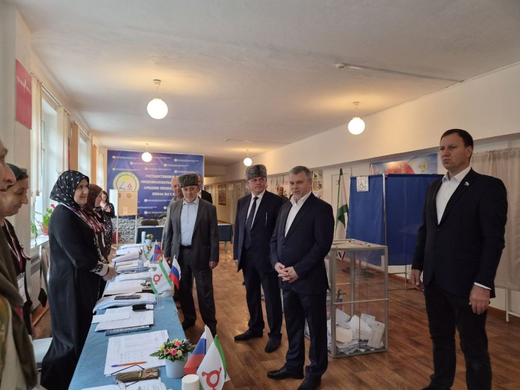 Вместе с сенатором Российской Федерации Микаилом Илезовым и главами соответствующих муниципальных образований посетили избирательные участки № 206 и № 207 в Карабулаке, а также участок № 727 в с.п. Плиево Вместе с сенатором Российской Федерации Микаилом Илезовым и главами соответствующих муниципальных образований посетили избирательные участки № 206 и № 207 в Карабулаке, а также участок № 727 в с.п. Плиево