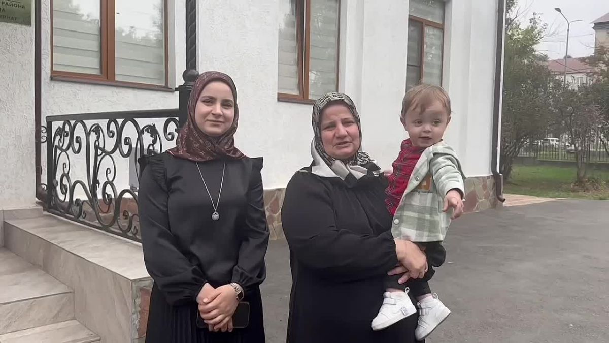 В Малгобеке жена погибшего участника СВО приняла участие в голосовании