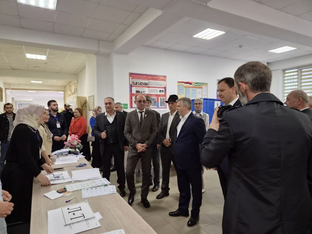 Вместе с сенатором Российской Федерации Микаилом Илезовым и главами соответствующих муниципальных образований посетили избирательные участки № 206 и № 207 в Карабулаке, а также участок № 727 в с.п. Плиево Вместе с сенатором Российской Федерации Микаилом Илезовым и главами соответствующих муниципальных образований посетили избирательные участки № 206 и № 207 в Карабулаке, а также участок № 727 в с.п. Плиево