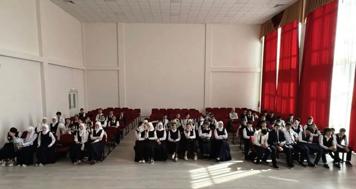 В Карабулаке полицейские и общественники рассказали школьникам об опасности распространения деструктивной идеологии среди молодёжи В Карабулаке полицейские и общественники рассказали школьникам об опасности распространения деструктивной идеологии среди молодёжи