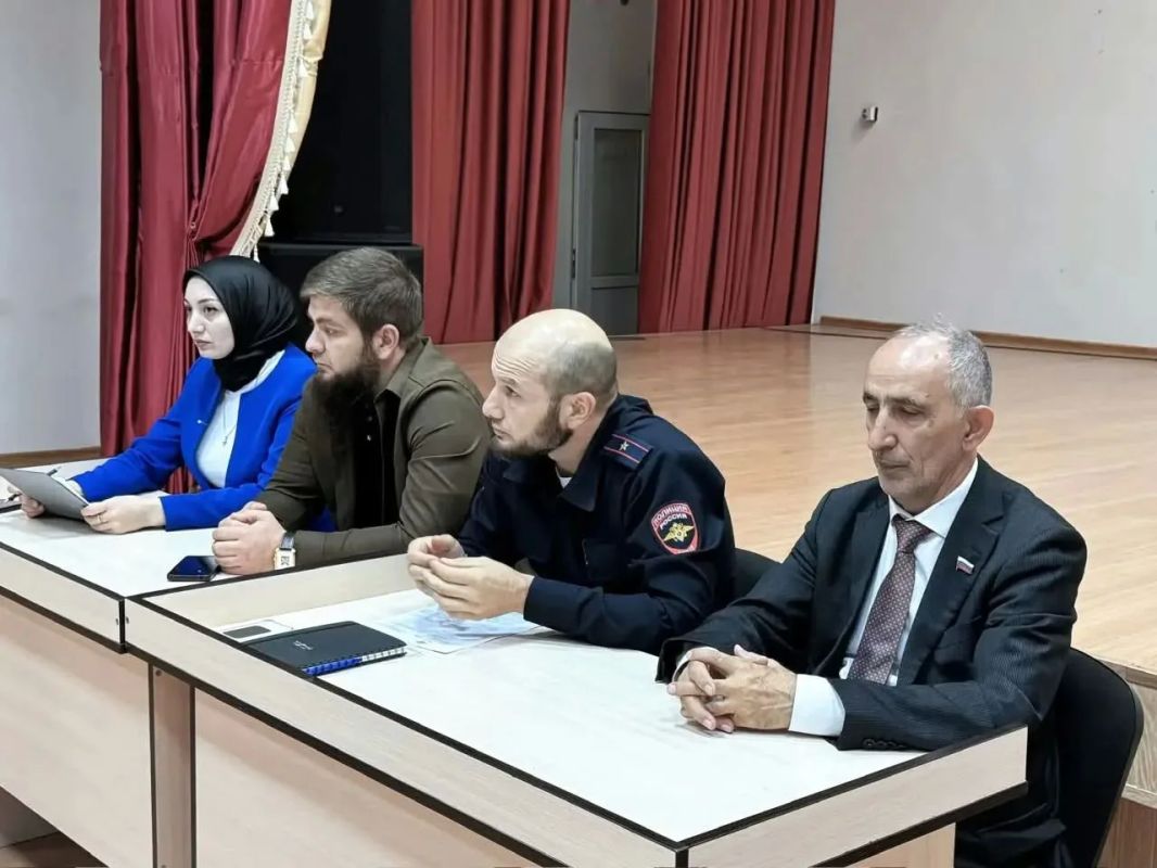 Полицейские и общественники провели серию профилактических встреч со школьниками Карабулака Полицейские и общественники провели серию профилактических встреч со школьниками Карабулака