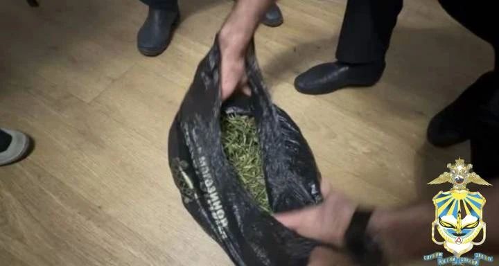 Почти полкилограмма наркотического средства изъяли полицейские у жителя с.п. Яндаре. Следователи МВД возбудили уголовное дело Почти полкилограмма наркотического средства изъяли полицейские у жителя с.п. Яндаре. Следователи МВД возбудили уголовное дело