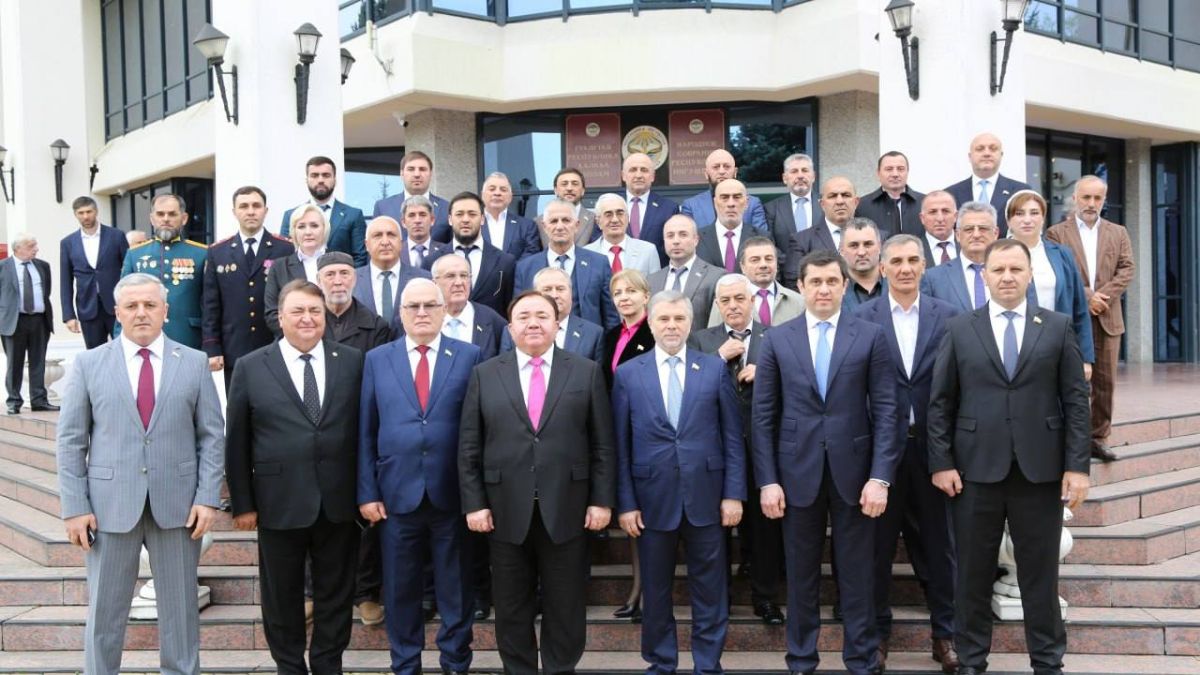 Завершая работу заседания, Махмуд-Али Калиматов наградил Председателя Народного Собрания РИ седьмого созыва Магомета Умаровича Тумгоева Почетной грамотой Республики Ингушетия и еще раз выразил уверенность в плодотворной... Завершая работу заседания, Махмуд-Али Калиматов наградил Председателя Народного Собрания РИ седьмого созыва Магомета Умаровича Тумгоева Почетной грамотой Республики Ингушетия и еще раз выразил уверенность в плодотворной...