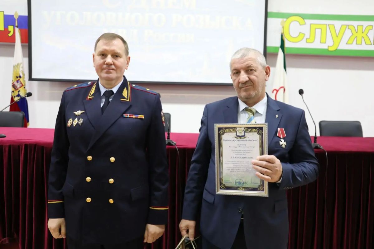 Министр внутренних дел по Республике Ингушетия вручил награды отличившимся сотрудникам подразделений уголовного розыска МВД по Республике Ингушетия Министр внутренних дел по Республике Ингушетия вручил награды отличившимся сотрудникам подразделений уголовного розыска МВД по Республике Ингушетия