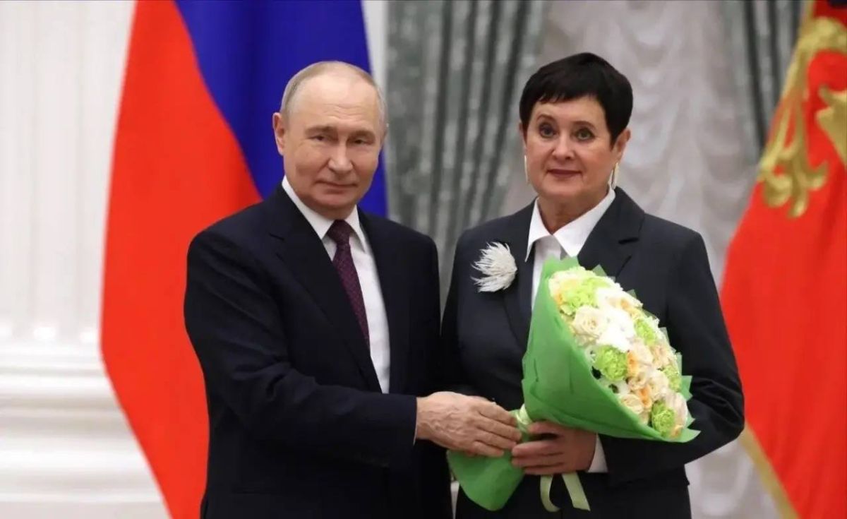 Владимир Путин в День учителя вручил государственные награды педагогам участников программы «Время героев» Владимир Путин в День учителя вручил государственные награды педагогам участников программы «Время героев»