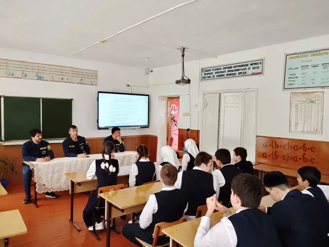 В школах Ингушетии спасатели провели открытые уроки по безопасности В школах Ингушетии спасатели провели открытые уроки по безопасности