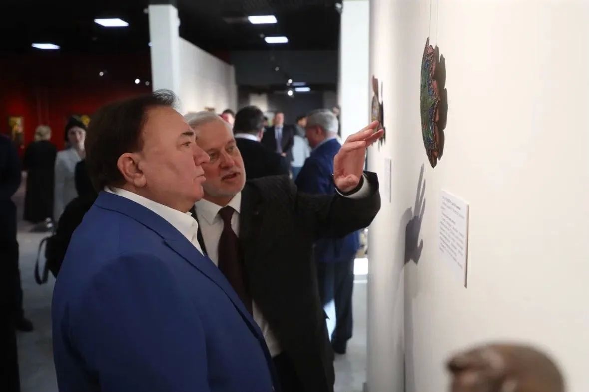 В Государственной выставочной галерее в Сунже открылась выставка Российской академии художеств «В поисках радости», объединившая произведения известных российских художников