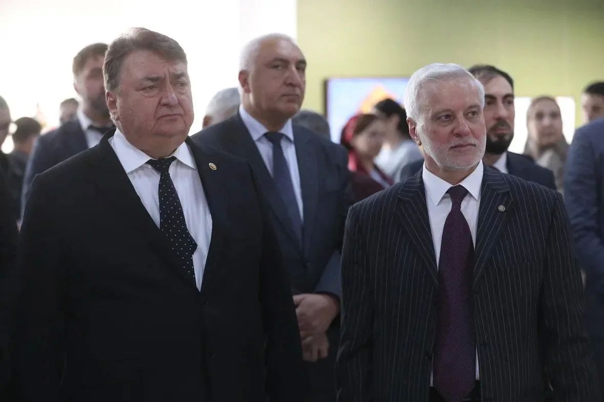 В Государственной выставочной галерее в Сунже открылась выставка Российской академии художеств «В поисках радости», объединившая произведения известных российских художников В Государственной выставочной галерее в Сунже открылась выставка Российской академии художеств «В поисках радости», объединившая произведения известных российских художников