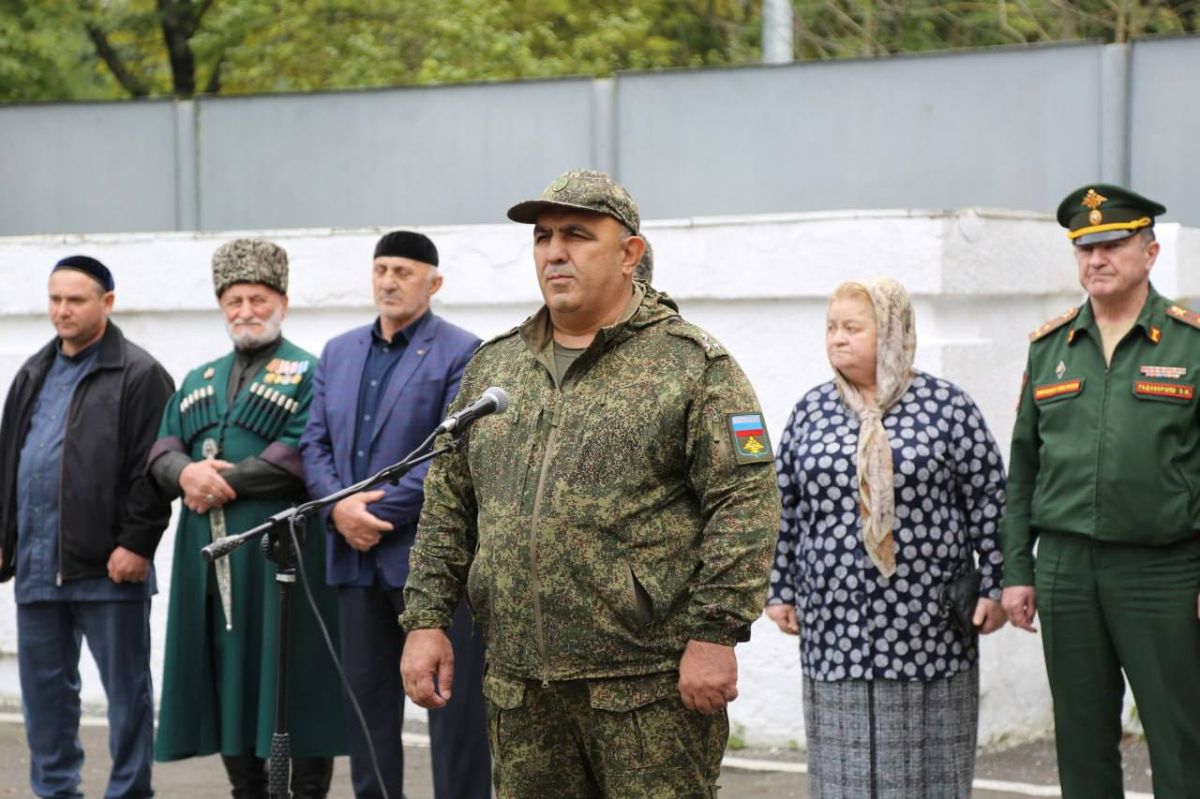 Депутаты Народного Собрания РИ Бадрудин Олигов и Магомед Местоев проводили призывников на военную службу Депутаты Народного Собрания РИ Бадрудин Олигов и Магомед Местоев проводили призывников на военную службу