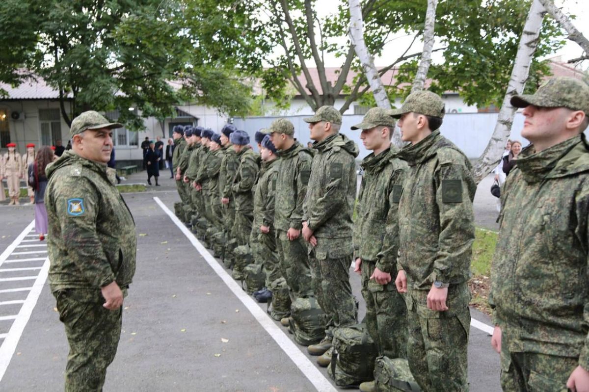 Депутаты Народного Собрания РИ Бадрудин Олигов и Магомед Местоев проводили призывников на военную службу Депутаты Народного Собрания РИ Бадрудин Олигов и Магомед Местоев проводили призывников на военную службу
