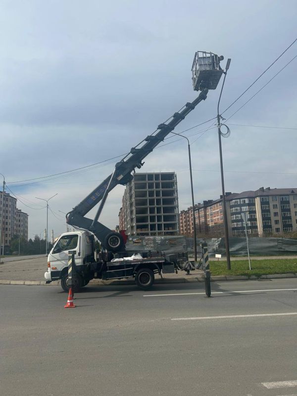 В Магасе проводятся работы по замене лампового оборудования В Магасе проводятся работы по замене лампового оборудования