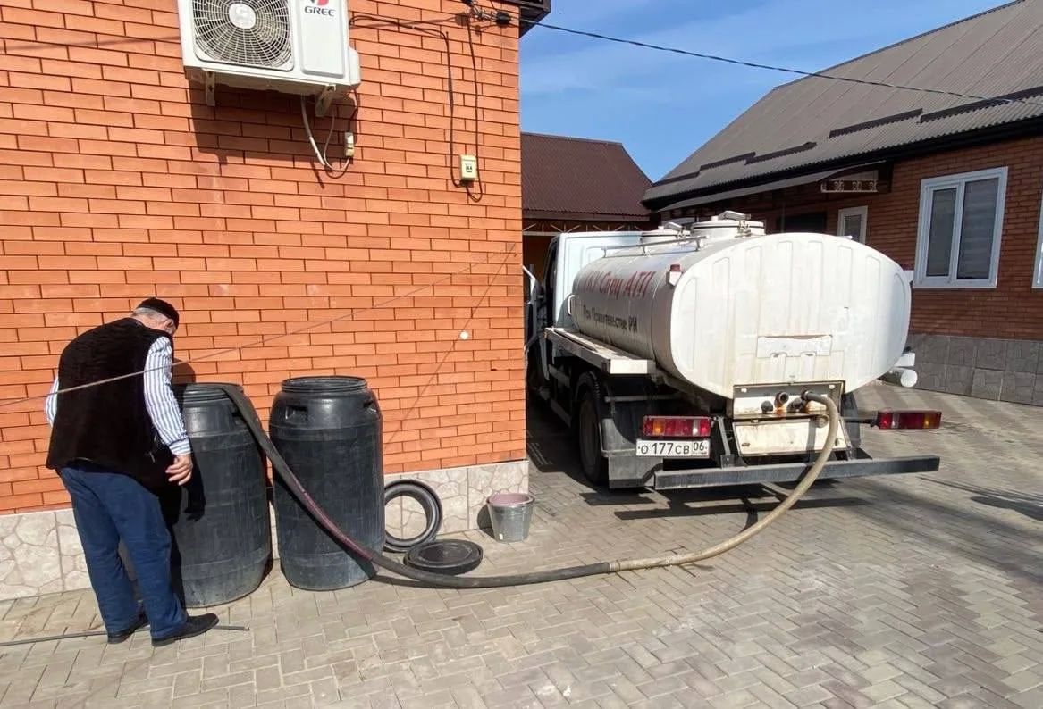В Карабулаке организован масштабный подвоз воды после аварии на магистральном водоводе В Карабулаке организован масштабный подвоз воды после аварии на магистральном водоводе