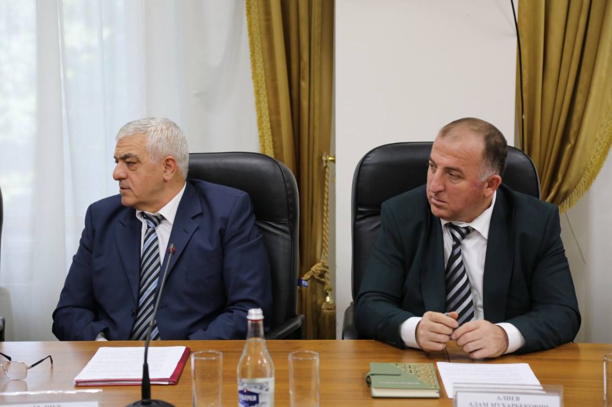 Руслан Гагиев провел первое заседание Совета Народного Собрания РИ восьмого созыва Руслан Гагиев провел первое заседание Совета Народного Собрания РИ восьмого созыва