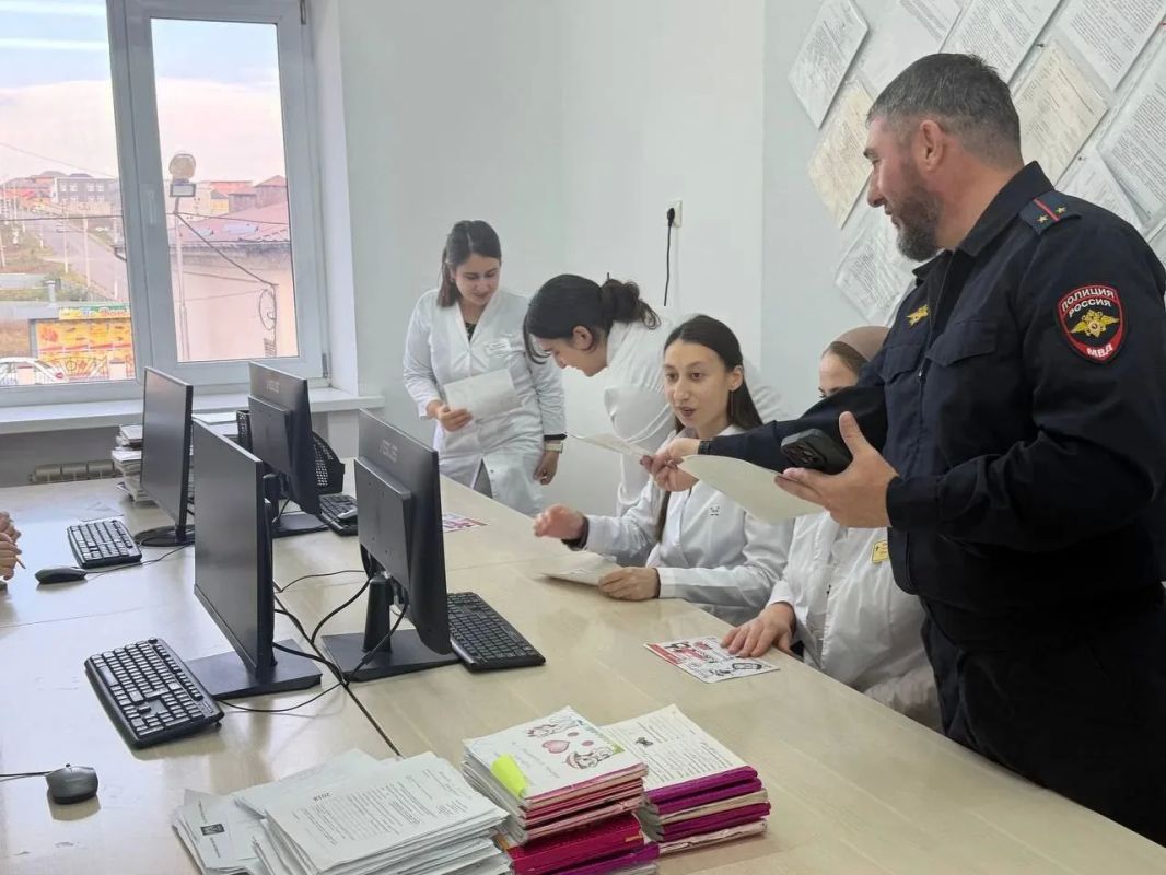 Когда дорога ранит детей: инспекторы Госавтоинспекции обсудили с медиками детской поликлиники, как уберечь подрастающее поколение от травм в ДТП Когда дорога ранит детей: инспекторы Госавтоинспекции обсудили с медиками детской поликлиники, как уберечь подрастающее поколение от травм в ДТП