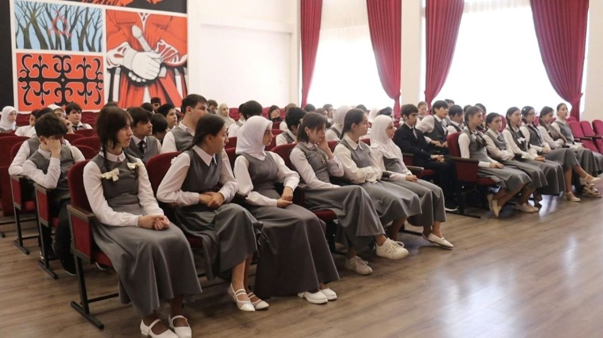 В целях предупреждения правонарушений и защиты здоровья несовершеннолетних, администрация города организовала серию профилактических встреч с учениками городских школ В целях предупреждения правонарушений и защиты здоровья несовершеннолетних, администрация города организовала серию профилактических встреч с учениками городских школ