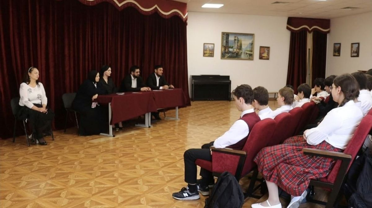 В целях предупреждения правонарушений и защиты здоровья несовершеннолетних, администрация города организовала серию профилактических встреч с учениками городских школ В целях предупреждения правонарушений и защиты здоровья несовершеннолетних, администрация города организовала серию профилактических встреч с учениками городских школ